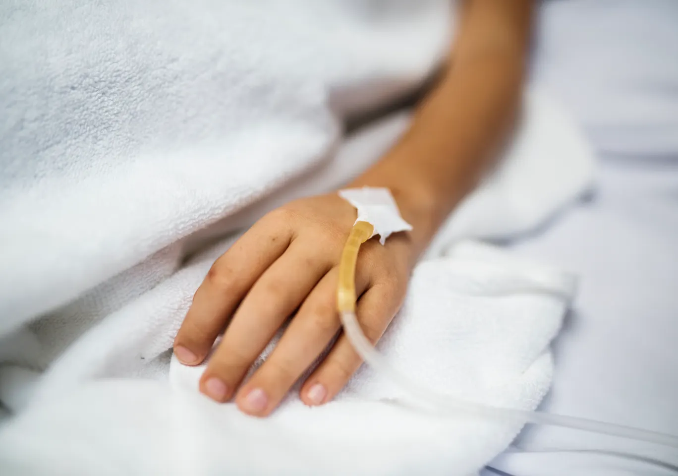 Kroplówki witaminowe Świecie: dłoń pacjenta z założonym wenflonem