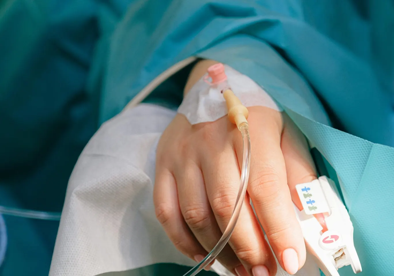 Detoks alkoholowy Wąbrzeźno: dłoń z wenflonem i pulsoksymetrem pod nadzorem