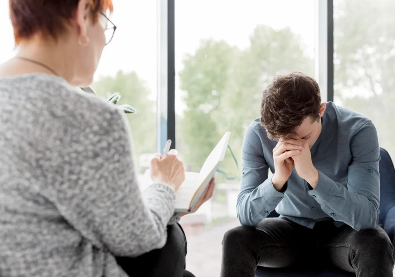 Psychiatra Toruń, konsultacja prywatna: konsultacja u terapeuty przy oknie