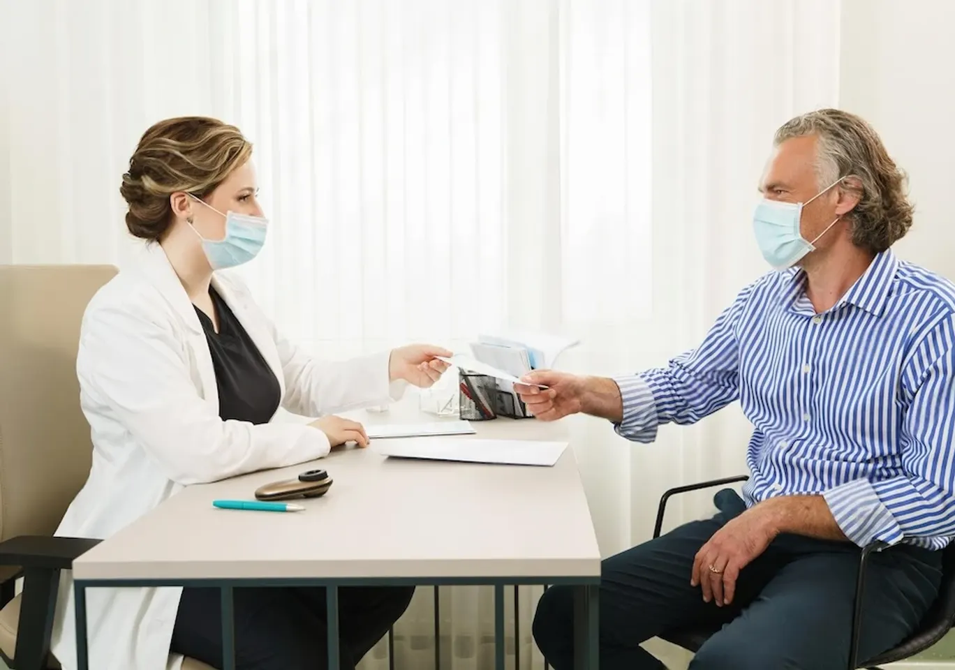 Wszywka alkoholowa Esperal Golub-Dobrzyń: kwalifikacja u lekarza przy biurku