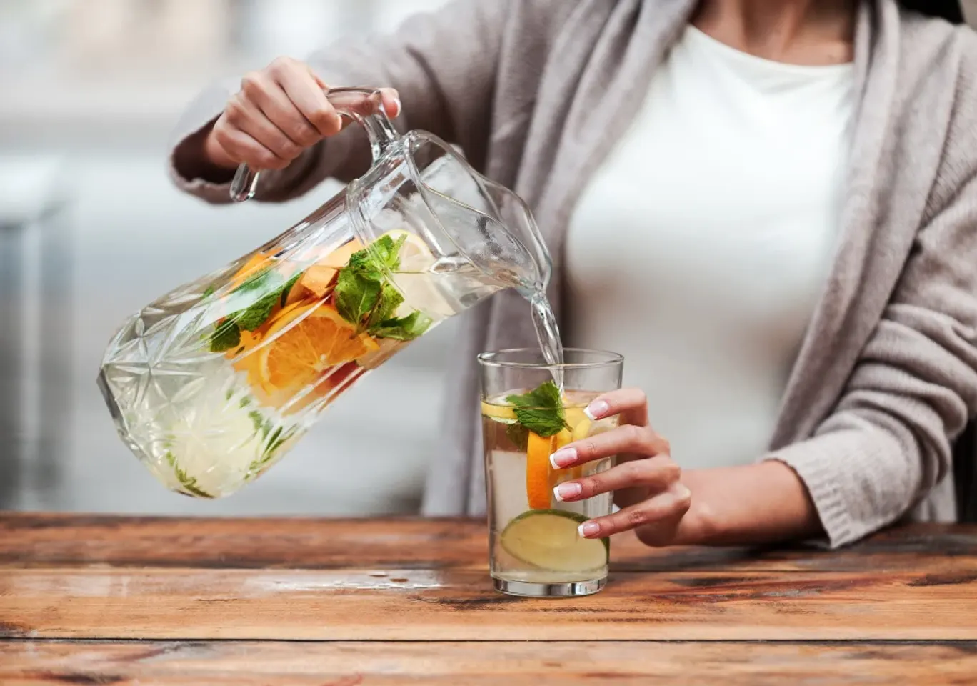 Leczenie alkoholizmu Toruń: napój bezalkoholowy z owocami nalewany do szklanki