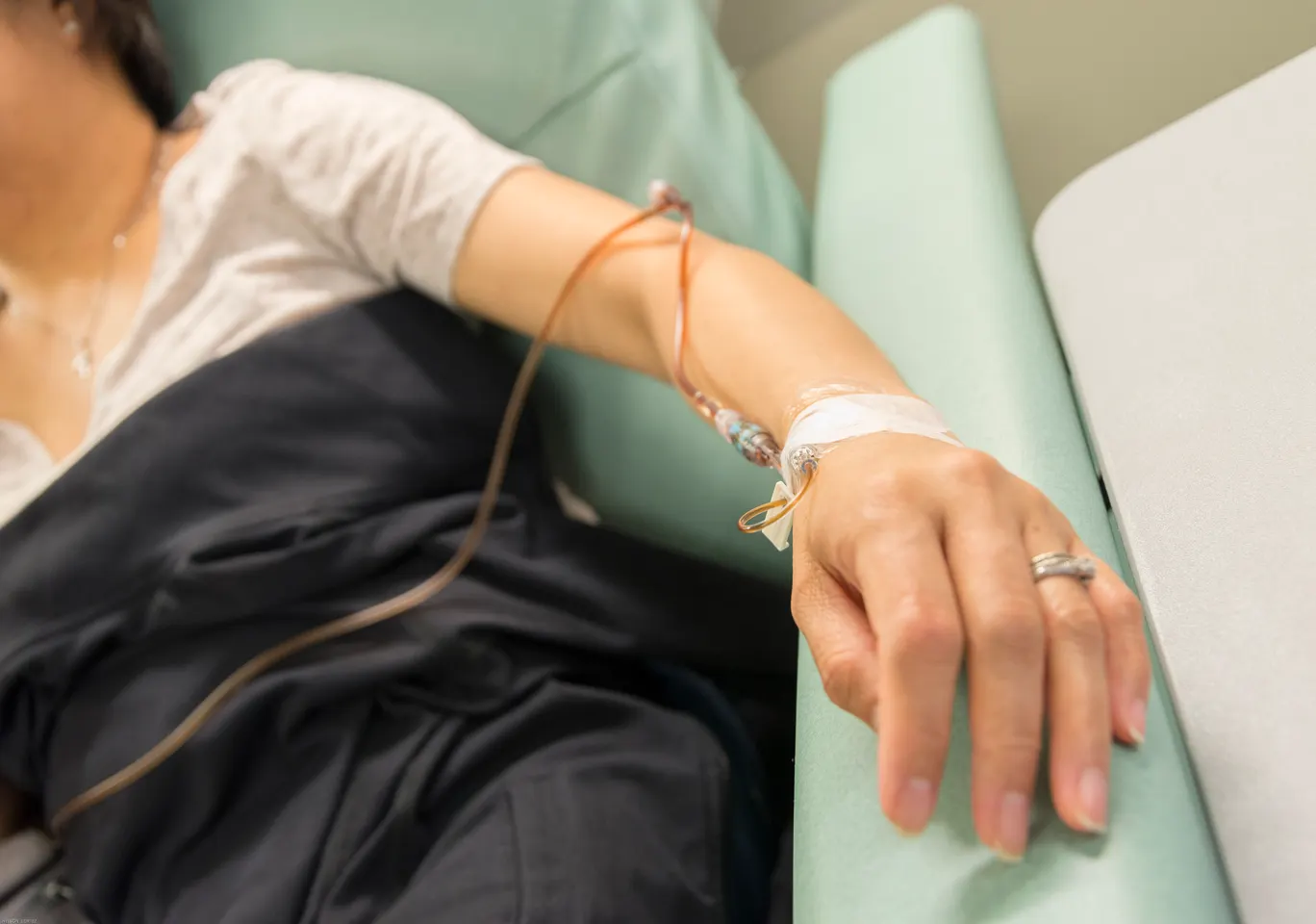 Kroplówki witaminowe Grudziądz: ręka z podłączoną linią infuzyjną w trakcie zabiegu