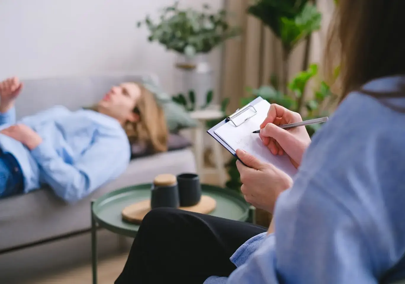 Terapia uzależnień Toruń: sesja terapeutyczna na kozetce